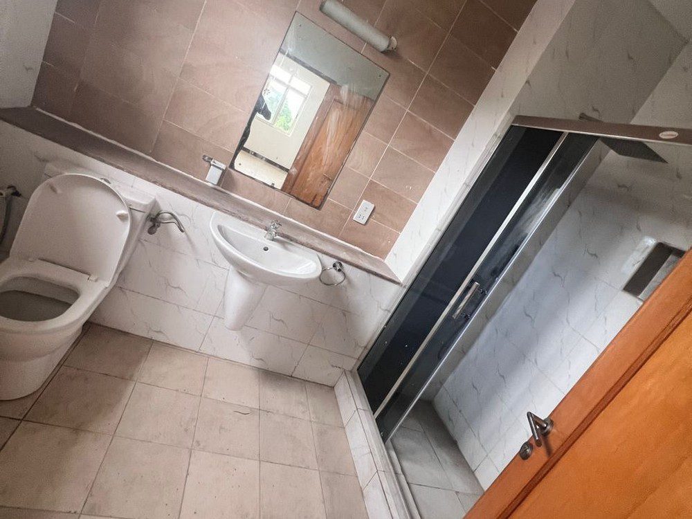 Luxury 4-bedroom semi-detached house in living gold estate, banana island