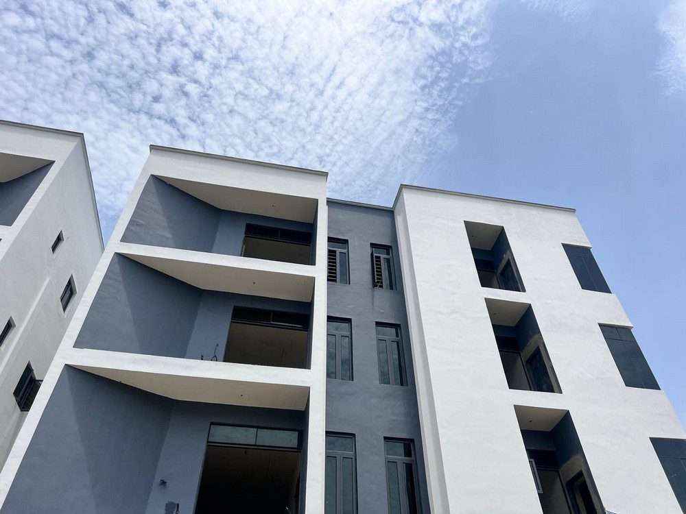 Serviced 2 and 3 bedroom flats with pool and gym off orchid road lekki (3)